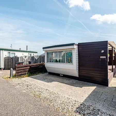 Family With Terrace And Parking شاليه