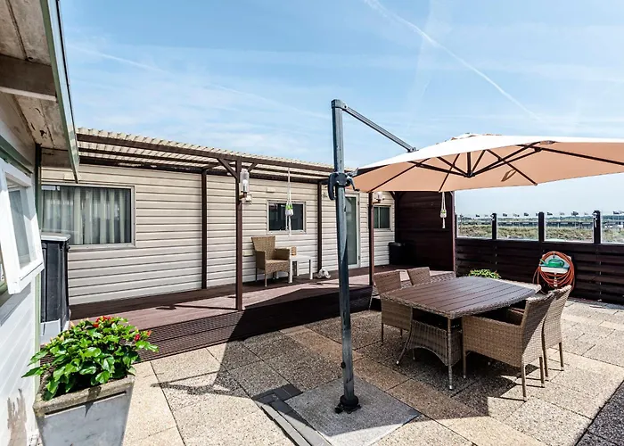 Family With Terrace And Parking شاليه