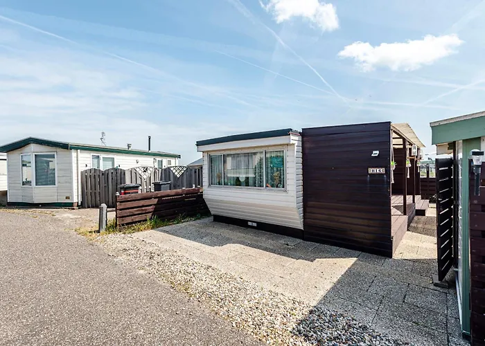 Family With Terrace And Parking شاليه